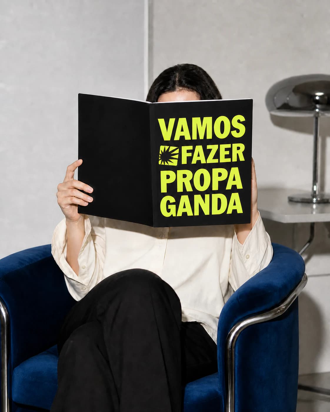 Pessoa segurando uma revista produzida para a campanha da Aplic