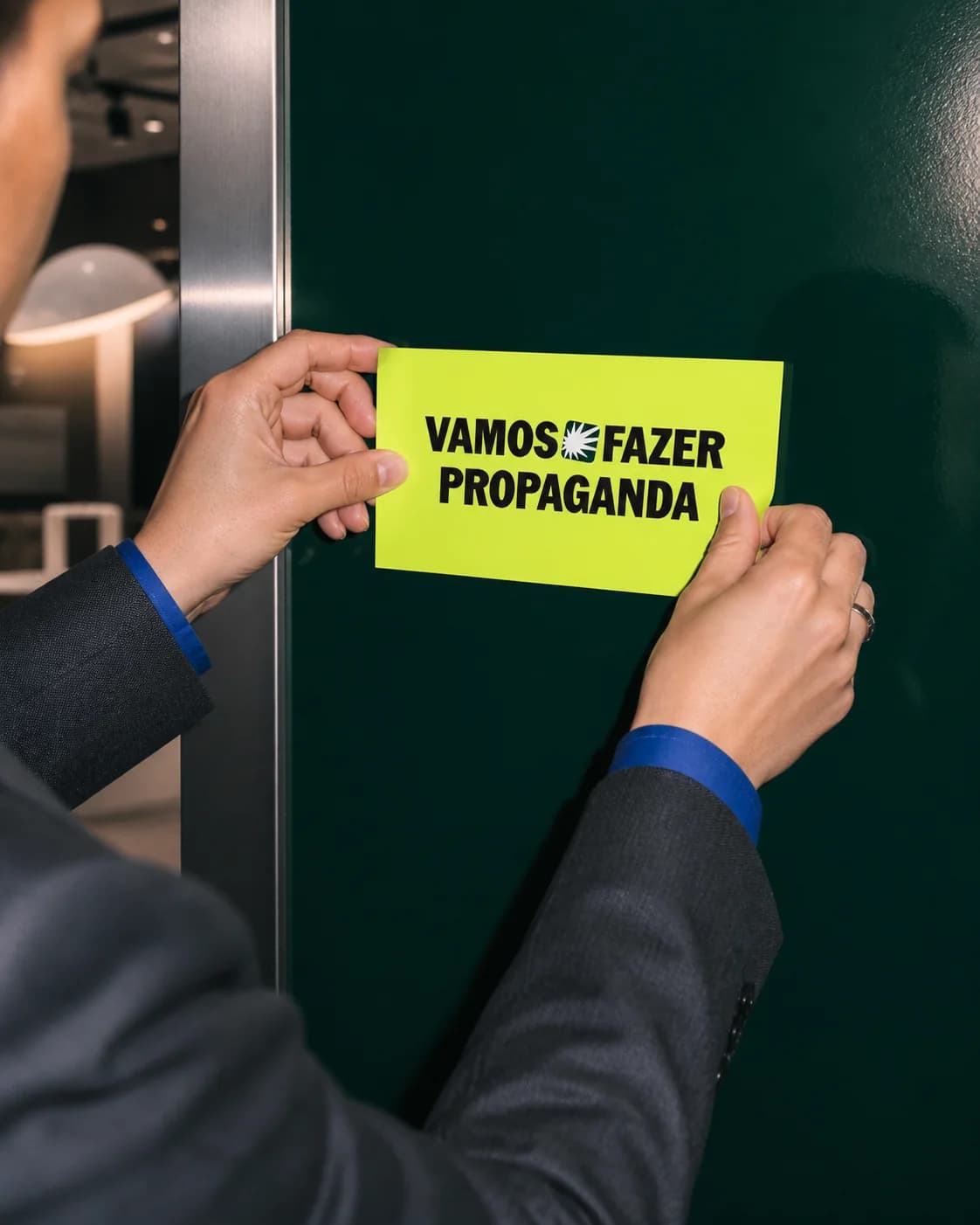 Adesivo da campanha Faz Propaganda sendo aplicado
